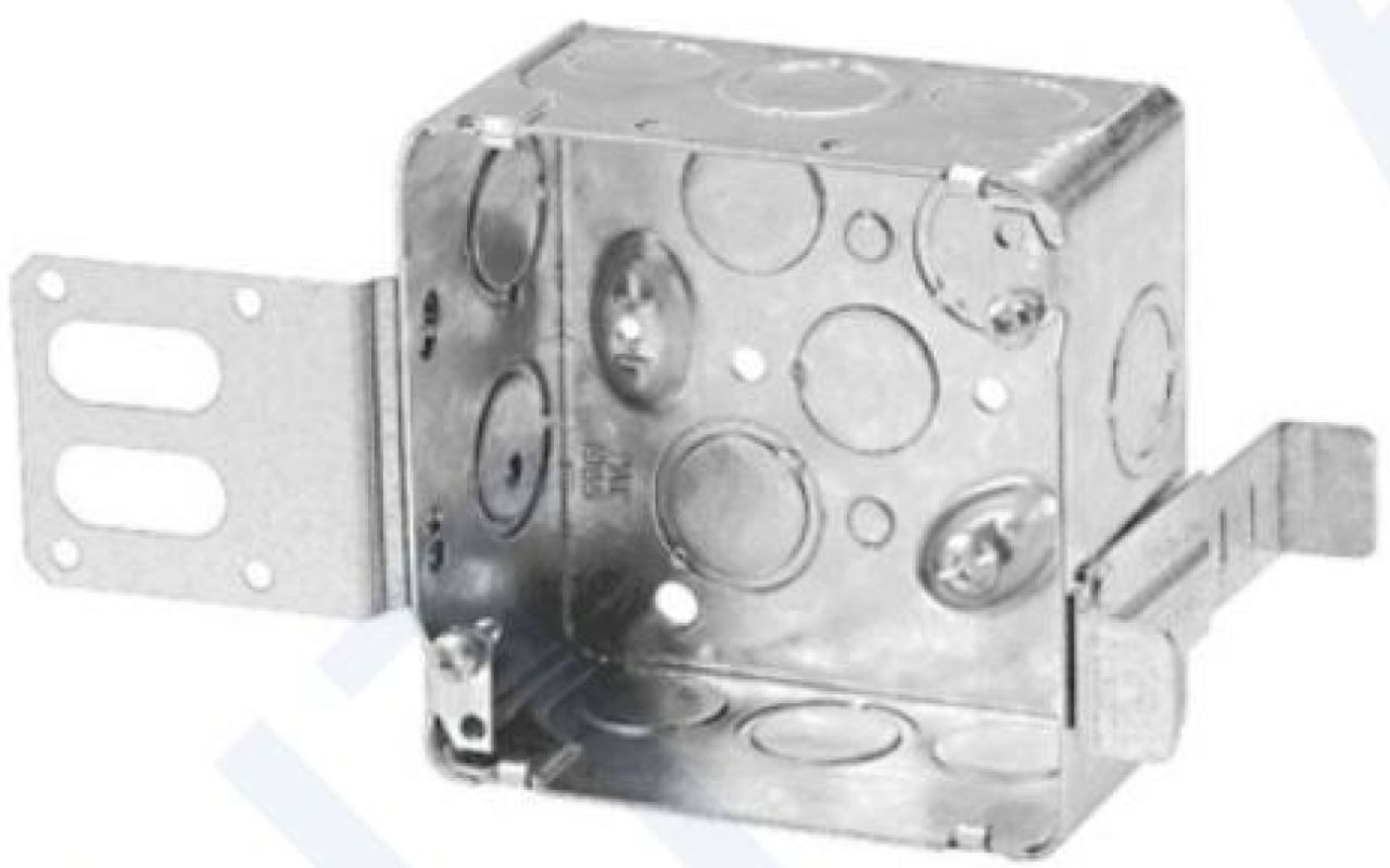 Material: Galvanized Steel, 4” Square Boxes, raised ground screw, Concentric knockouts, “SSX” bracket, 71/2” sides KOS, 41/2” bottom KOS, 33/4” sides KOS, 23/4” bottom