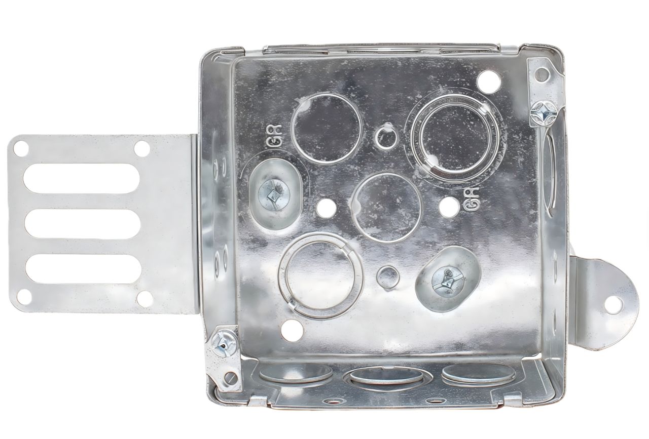 Material: Galvanized Steel, 4” Square Boxes, raised ground screw, Concentric knockouts, “SSX” bracket, 71/2” sides KOS, 41/2” bottom KOS, 33/4” sides KOS, 23/4” bottom