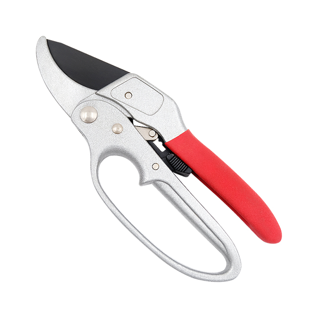 Ratchet garden pruning shears
Ratchet design compounds force with a series of easy squeezes for maximum cutting power with very little effort.
Easy-open lock protects the blade during transport and storage.
Non-stick coated blades
