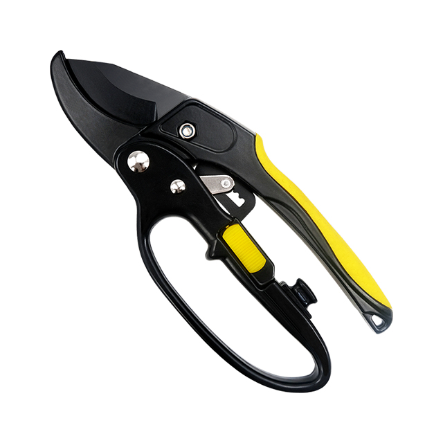Ratchet garden pruning shears
Ratchet design compounds force with a series of easy squeezes for maximum cutting power with very little effort.
Easy-open lock protects the blade during transport and storage.
Non-stick coated blades