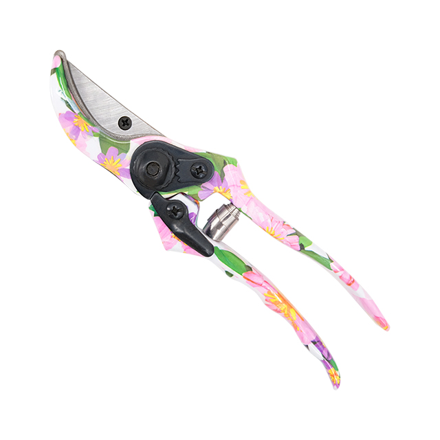 Pruner
Extra comfort and ergonomic secateurs with angled cutting head to give wood an accurate cut.
Foral printing aluminium handle different patten for choose.
Non-stick coated blades