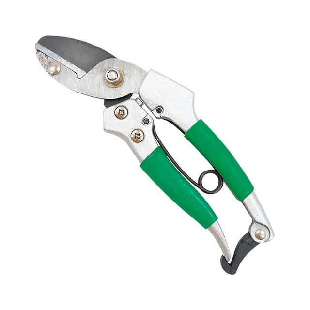 Pruning shears
Extra comfort and ergonomic secateurs with angled cutting head to give wood an accurate cut.
Non-stick coated blades