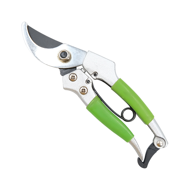 Pruning shears
Extra comfort and ergonomic secateurs with angled cutting head to give wood an accurate cut.
Non-stick coated blades