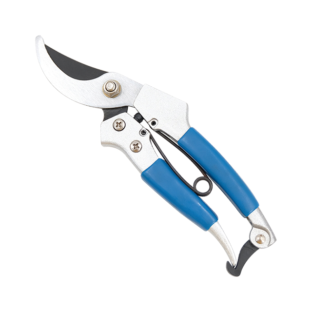 Pruning shears
Extra comfort and ergonomic secateurs with angled cutting head to give wood an accurate cut.
Non-stick coated blades