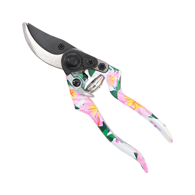 Pruner
Extra comfort and ergonomic secateurs with angled cutting head to give wood an accurate cut.
Foral printing aluminium handle different patten for choose.
Non-stick coated blades