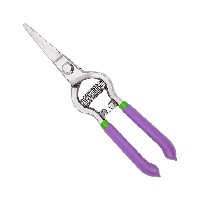 Scissors
Extra comfort and ergonomic secateurs with angled cutting head to give wood an accurate cut.
