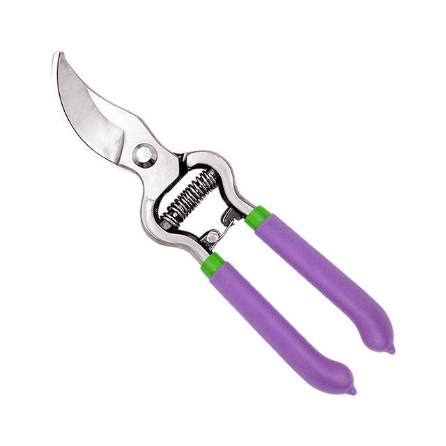 Pruner
Extra comfort and ergonomic secateurs with angled cutting head to give wood an accurate cut.