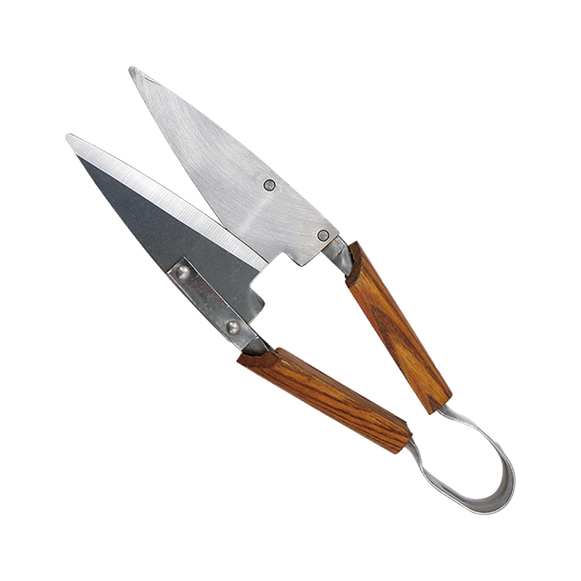 Clipper
Extra comfort and ergonomic secateurs with angled cutting head to give wood an accurate cut.
Hard wooden handle