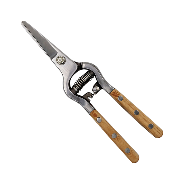 Scissors
Extra comfort and ergonomic secateurs with angled cutting head to give wood an accurate cut.
Hard wooden handle