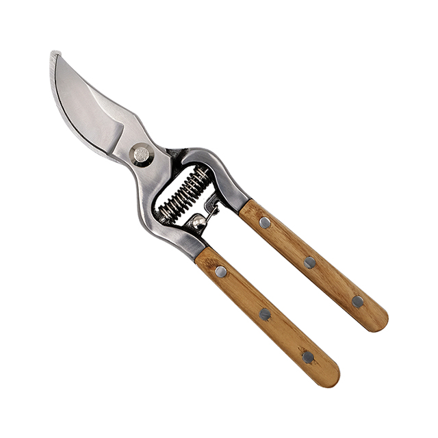 Pruner
Extra comfort and ergonomic secateurs with angled cutting head to give wood an accurate cut.
Hard wooden handle