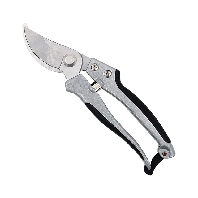 Pruner
Extra comfort and ergonomic secateurs with angled cutting head to give wood an accurate cut.
Easy to reach lock for single hand operation.
Non-stick coated blades.