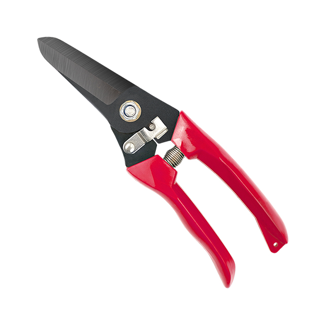 Scissors
Extra comfort and ergonomic secateurs with angled cutting head to give wood an accurate cut.
Easy to reach lock for single hand operation.
Non-stick coated blades.