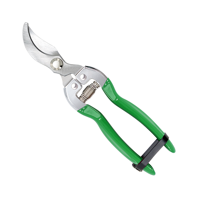 Pruner
Extra comfort and ergonomic secateurs with angled cutting head to give wood an accurate cut.
Easy to reach lock for single hand operation.
Non-stick coated blades.
