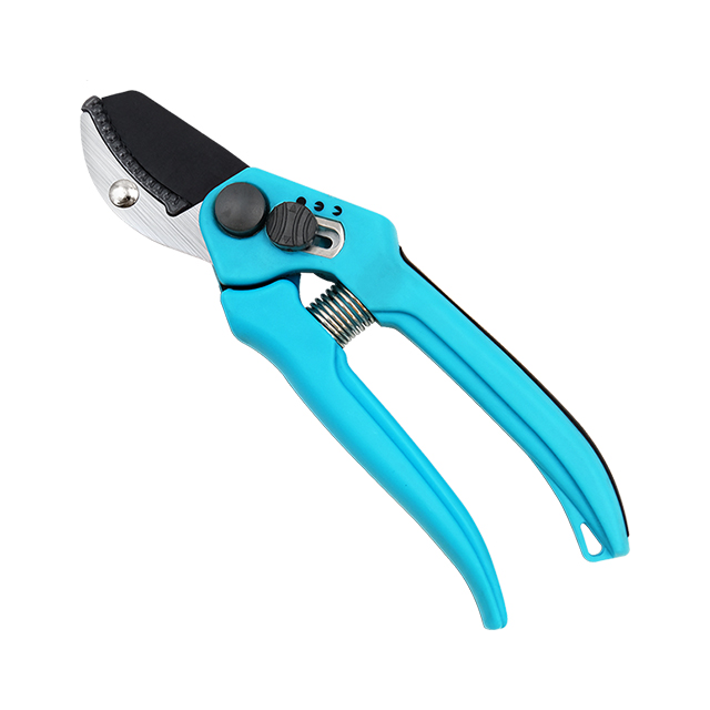 Pruning Shears.
Extra comfort and ergonomic secateurs with angled cutting head to give wood an accurate cut.