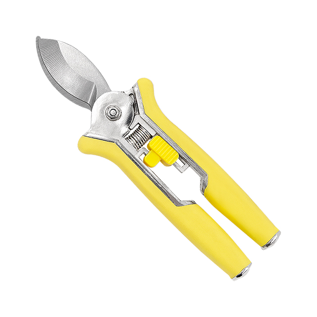 Pruning Shears.
Extra comfort and ergonomic secateurs with angled cutting head to give wood an accurate cut.