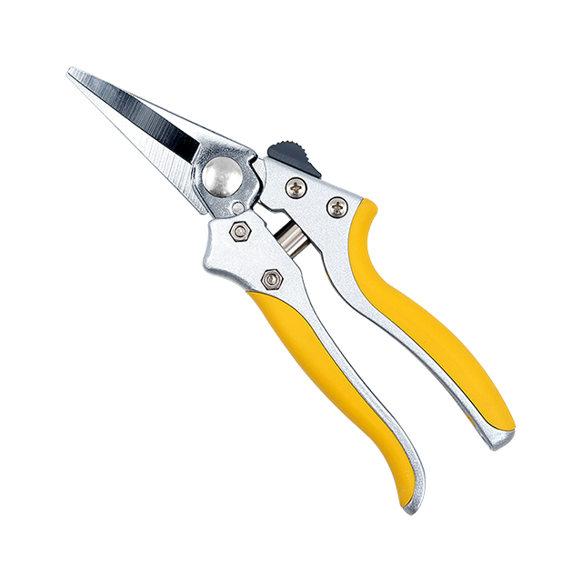 Pruning shears
Extra comfort and ergonomic secateurs with angled cutting head to give wood an accurate cut.
Easy to reach lock for single hand operation.
Non-stick coated blades.