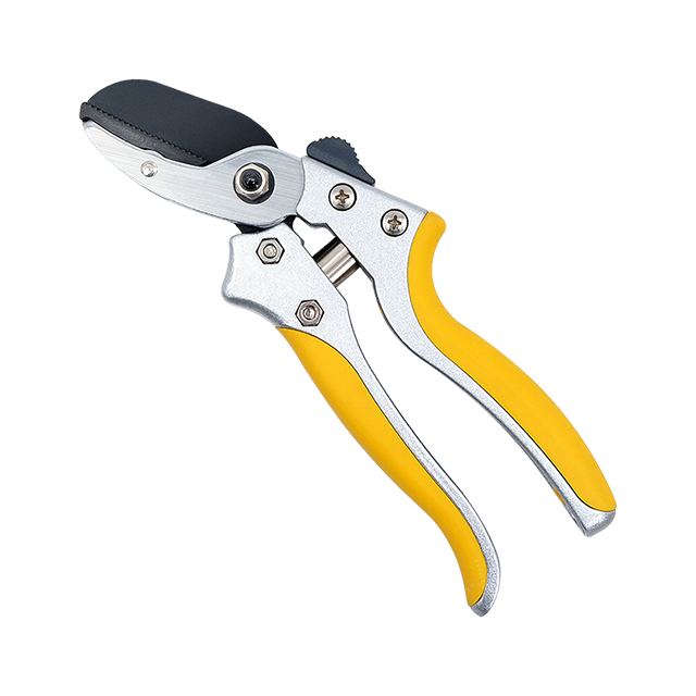 Pruning shears
Extra comfort and ergonomic secateurs with angled cutting head to give wood an accurate cut.
Easy to reach lock for single hand operation.
Non-stick coated blades.