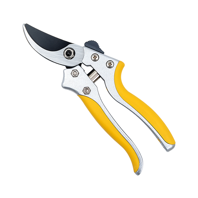 Pruning shears
Extra comfort and ergonomic secateurs with angled cutting head to give wood an accurate cut.
Easy to reach lock for single hand operation.
Non-stick coated blades.
